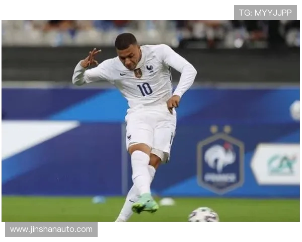 巴西队进球后遭球迷扔香蕉 球员抗议：没黑人没冠军